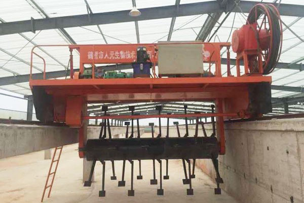 羊糞發(fā)酵翻拋機(jī)圖片