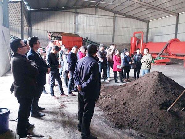 我公司組織員工到有機肥廠培訓(xùn)學(xué)習(xí)