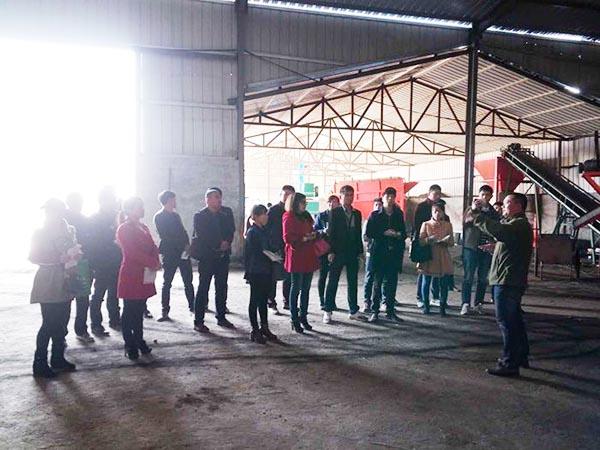 我公司組織員工到有機肥廠培訓(xùn)學(xué)習(xí)