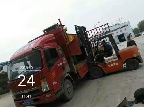 2300履帶式翻堆機(jī)發(fā)往湖北，裝車完畢