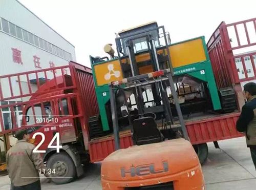 2300履帶式翻堆機(jī)發(fā)往湖北，裝車完畢