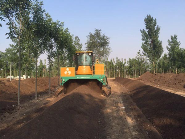 如何選擇堆肥發(fā)酵翻堆機(jī)？