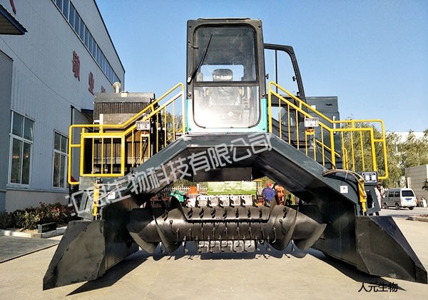 自走式翻堆機(jī)用途與優(yōu)點，處理糞污不手軟！