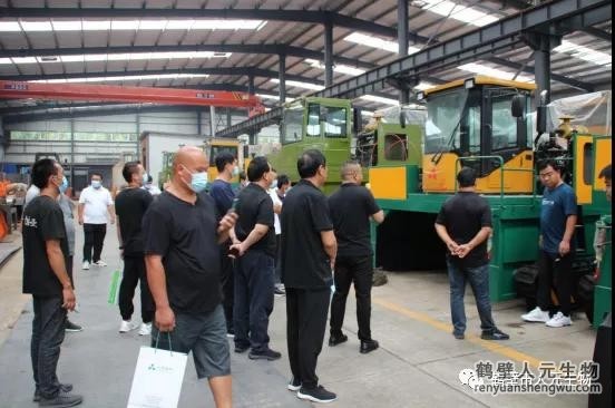 觀摩團參觀農業(yè)有機廢棄物資源化利用技術裝備制造廠