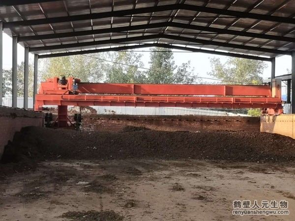 大型有機(jī)肥料翻拋機(jī)